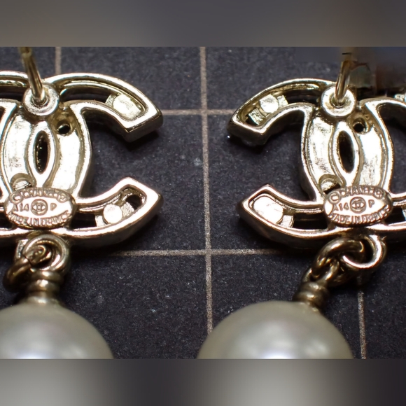 Chanel Coco Mark Pearl Earrings A14 P Excellent Condition - Picture 5 of 9